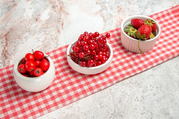 Vue de face fruits rouges avec des baies sur un bureau blanc baies de fruits rouges frais