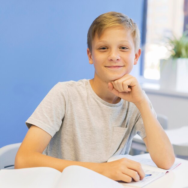 Vue de face garçon en classe