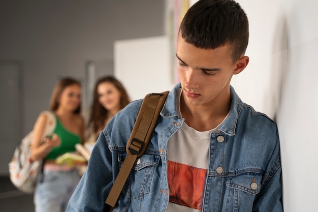 Vue de face garçon victime d'intimidation à l'école