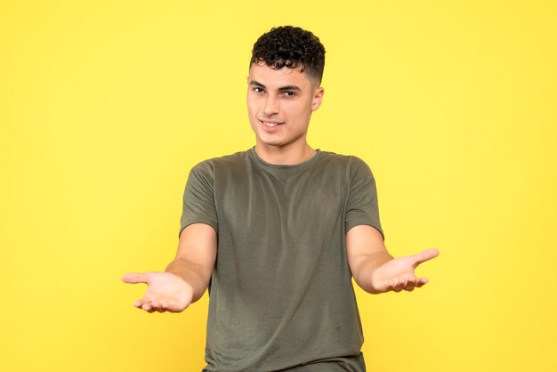 Vue de face un gars le gars sourit attend avec impatience tient ses mains devant lui