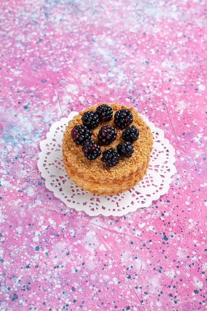 Photo gratuite vue de face gâteau aux mûres petit gâteau fruité sur le fond rose clair.