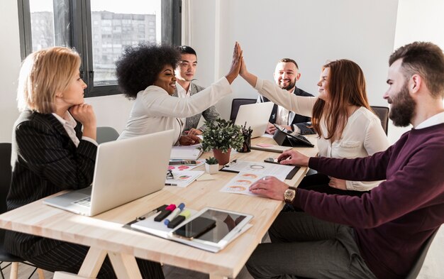 Vue de face des gens d'affaires au bureau