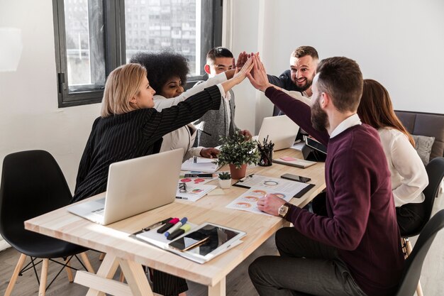 Vue de face des gens d'affaires au bureau