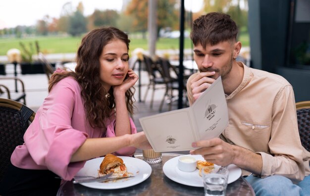 Vue de face des gens assis au restaurant