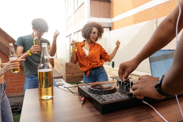 Photo gratuite vue de face des gens faisant la fête ensemble à l'extérieur