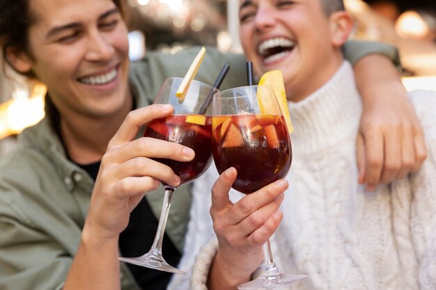 Vue de face des gens heureux avec de la sangria