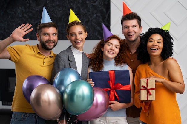 Vue de face des gens souriants avec des ballons