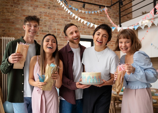 Photo gratuite vue de face des gens souriants célébrant ensemble