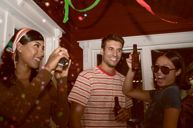 Photo gratuite vue de face des gens souriants faisant la fête