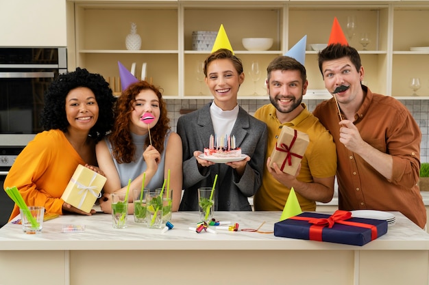 Vue de face des gens souriants à la fête