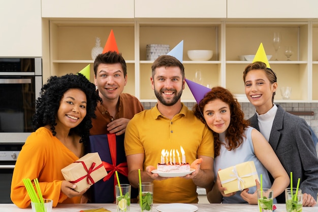 Vue de face des gens souriants à la fête