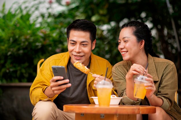 Vue de face des gens souriants avec des sodas