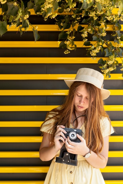 Vue de face girl holding camera