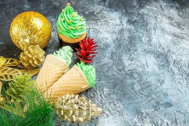 Vue De Face Glaces Arbre De Noël Cupcake Ornements De Noël Sur Fond Gris