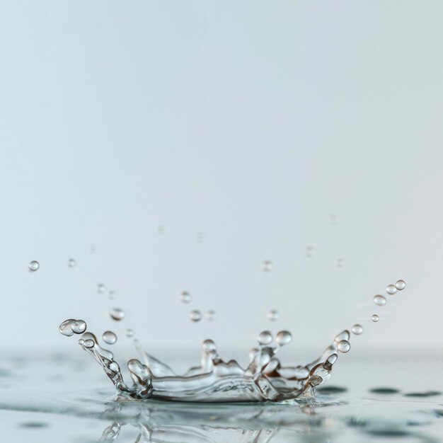 Vue de face de la goutte dans l'eau avec espace copie