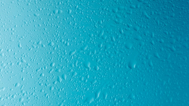 Vue de face de la goutte d'eau sur une surface claire