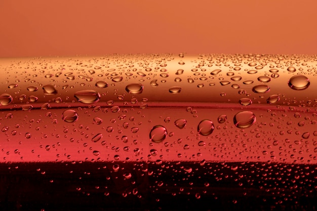 Vue de face des gouttes d'eau transparentes sur la surface