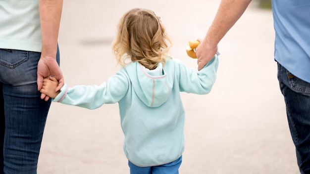 Vue de face des grands-parents et petite-fille