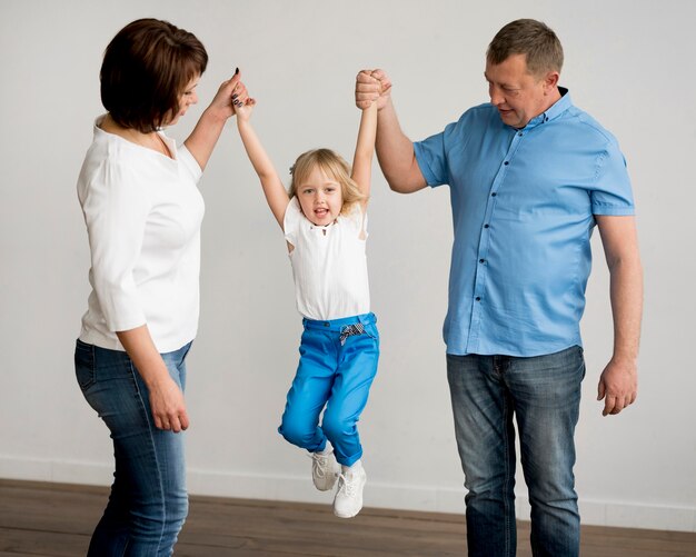 Vue de face des grands-parents et petite-fille