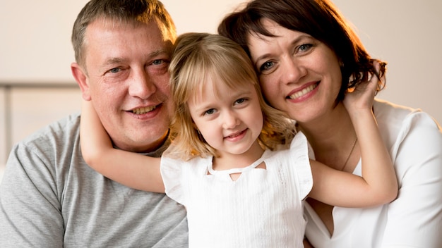 Vue de face des grands-parents et petite-fille