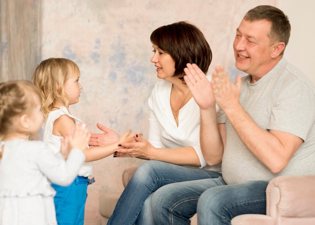 Photo gratuite vue de face des grands-parents et petites-filles