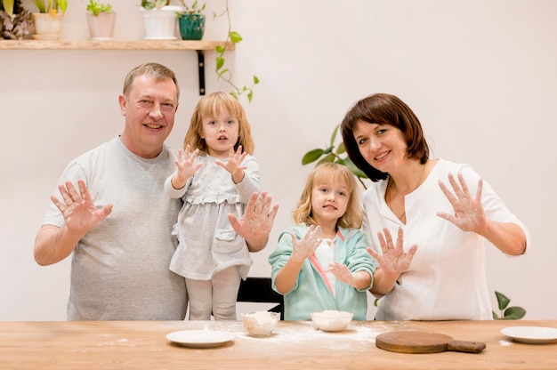 Vue de face des grands-parents et petites-filles