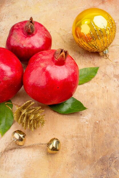 Vue de face grenades rouges fraîches sur fond clair photo couleur jus moelleux fruits noël