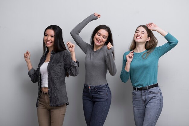 Vue de face groupe d'amis heureux ensemble