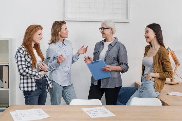 Vue de face groupe d'amis planifiant ensemble