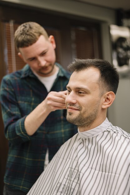 Vue De Face De Hairstilyst Donnant Une Coupe De Cheveux