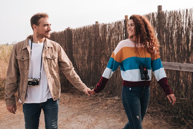 Vue de face, heureux, couple, marche