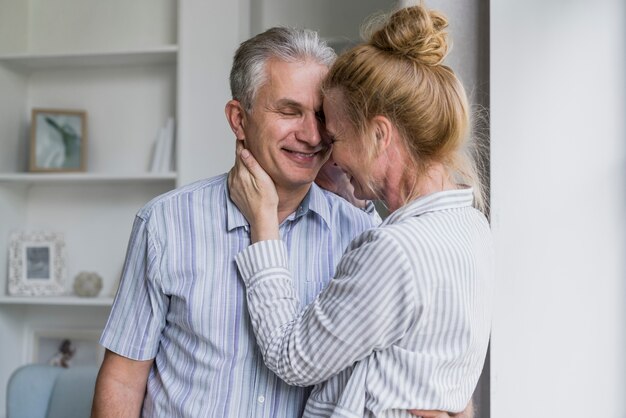 Vue de face heureux couple de personnes âgées ensemble