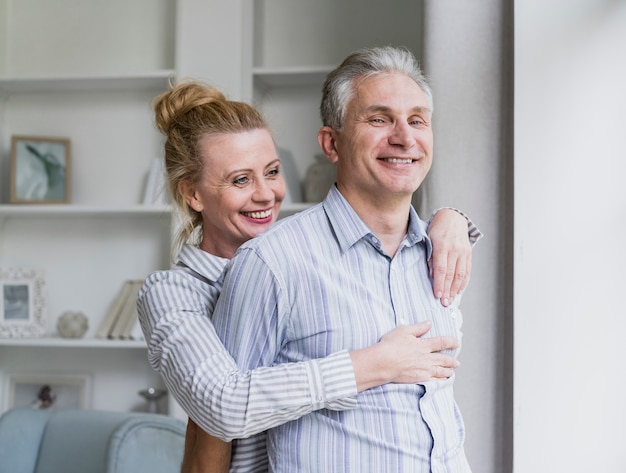 Vue de face heureux couple de personnes âgées rire