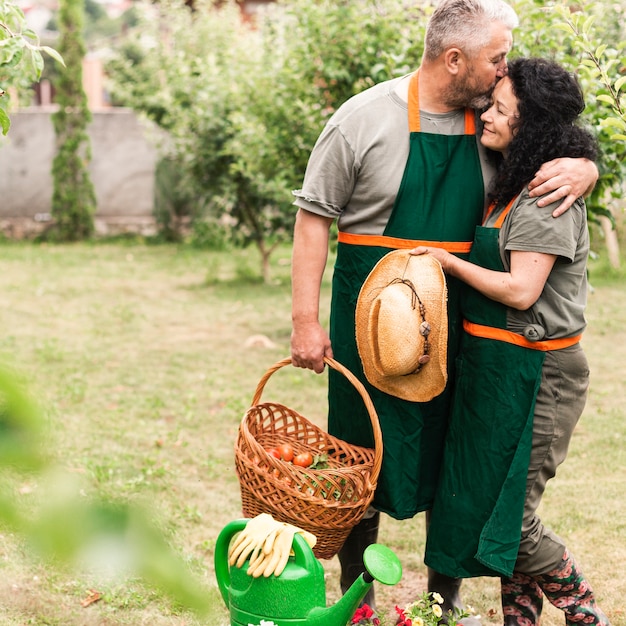 Photo gratuite vue de face heureux couple de personnes âgées