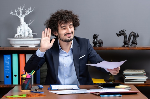 Vue De Face Heureux Homme D'affaires Saluant Quelqu'un Dans Son Bureau