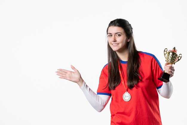 Vue de face heureux joueur féminin avec tasse