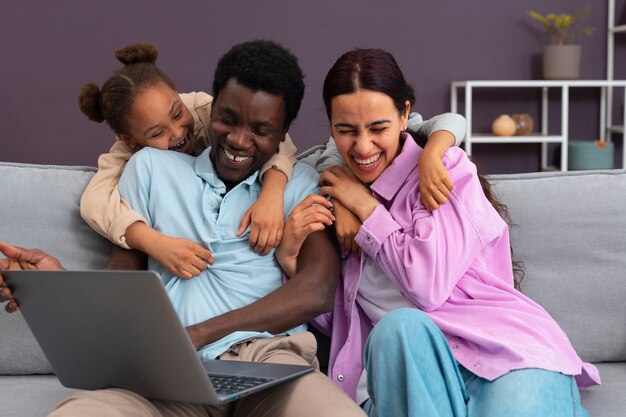 Vue de face heureux parents et enfants