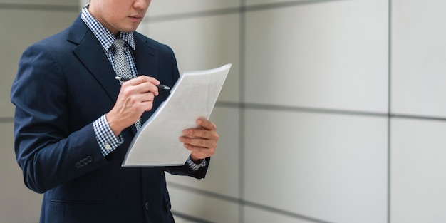 Vue de face de l'homme d'affaires en costume