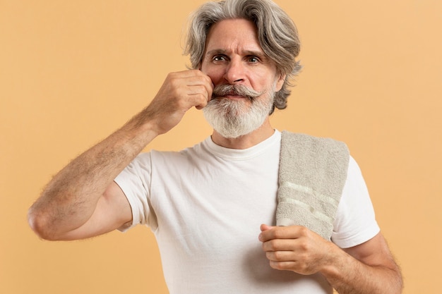 Vue de face d'un homme âgé avec barbe et moustache