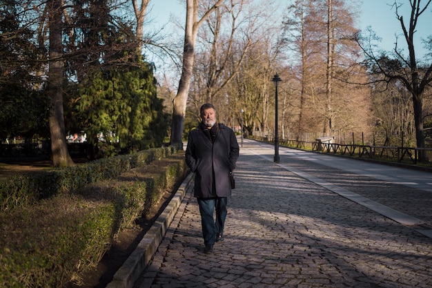 Photo gratuite vue de face homme âgé se promenant