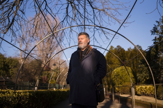 Vue de face homme âgé se promenant