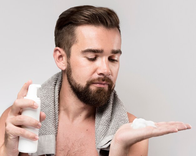 Photo gratuite vue de face homme à l'aide de crème à raser