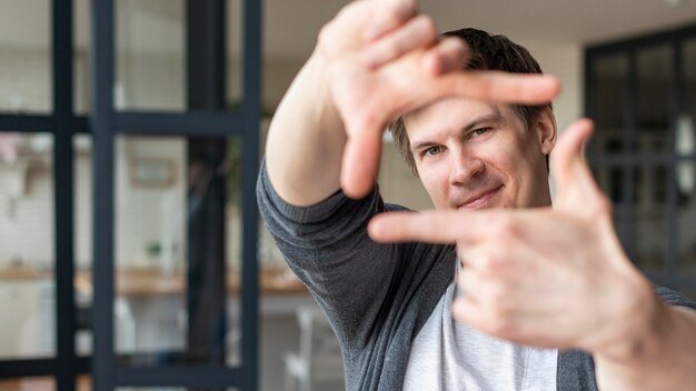 Vue de face de l'homme à l'aide de la langue des signes