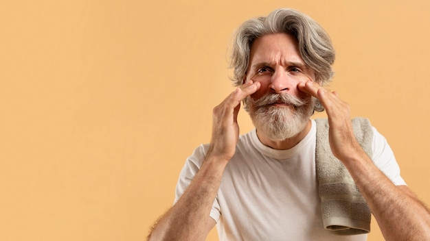 Vue de face de l'homme aîné barbu avec espace copie