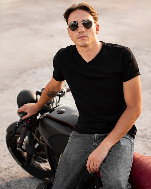 Vue de face homme assis sur la moto