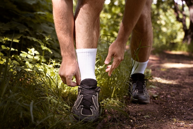 Vue de face homme attachant des lacets