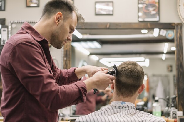 Vue de face de l'homme au salon de coiffure