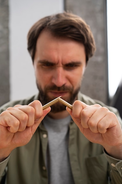 Photo gratuite vue de face homme aux prises avec le syndrome de l'imposteur