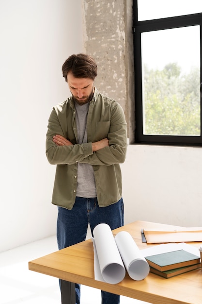 Photo gratuite vue de face homme aux prises avec le syndrome de l'imposteur