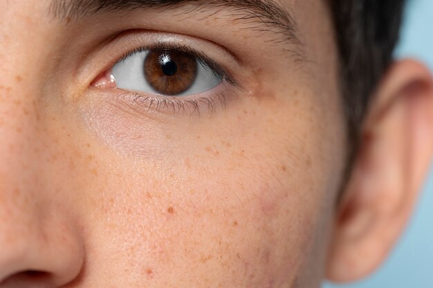 Vue de face homme aux yeux marrons